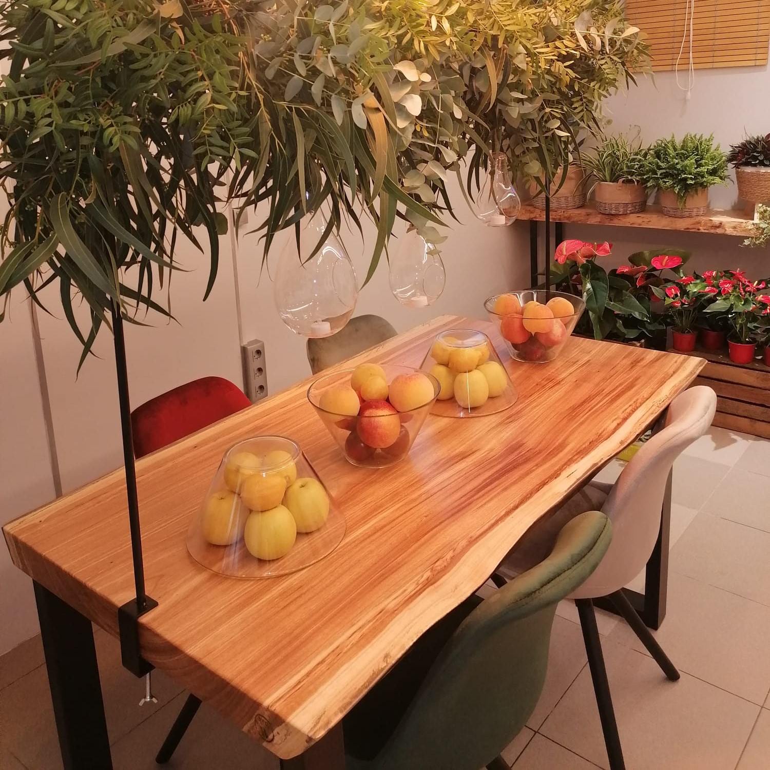 Mesa en floristería de madera de beli maciza, con cantos naturales y barniz mate. Mesas para locales, negocios.