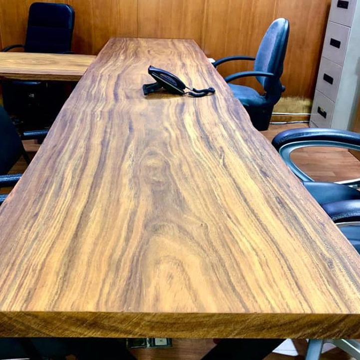 Nuestro trabajo en un despacho, mesas de madera maciza de Valencia.