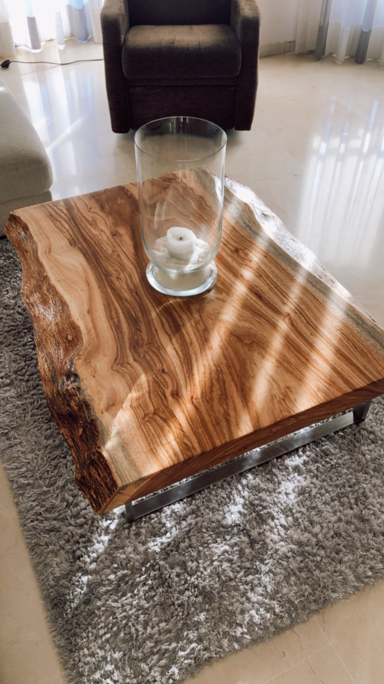 Mesa de centro de madera maciza de Beli con acabado semi brillo.