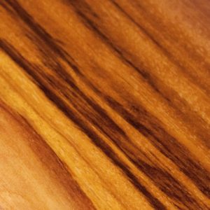 Muestra de la madera de Bilinga una vez trabajada