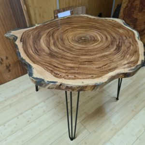 Mesa redonda de madera maciza de Beli, acabado semi brillo.