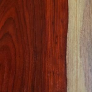 Muestra de color de la madera de Padouk una vez trabajada.