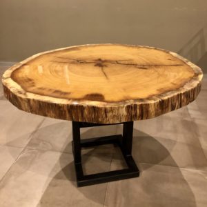 Mesa redonda de madera de Iroko en acabado barniz brillo