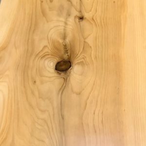 Muestra del color de la madera de Cedro del Líbano una vez trabajada.