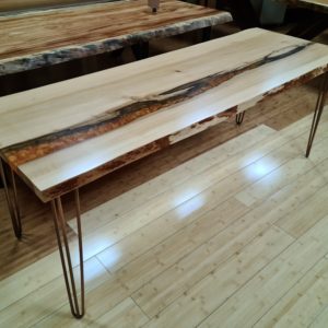 Mesa de madera maciza de Cedro del Líbano con río de resina color ámbar