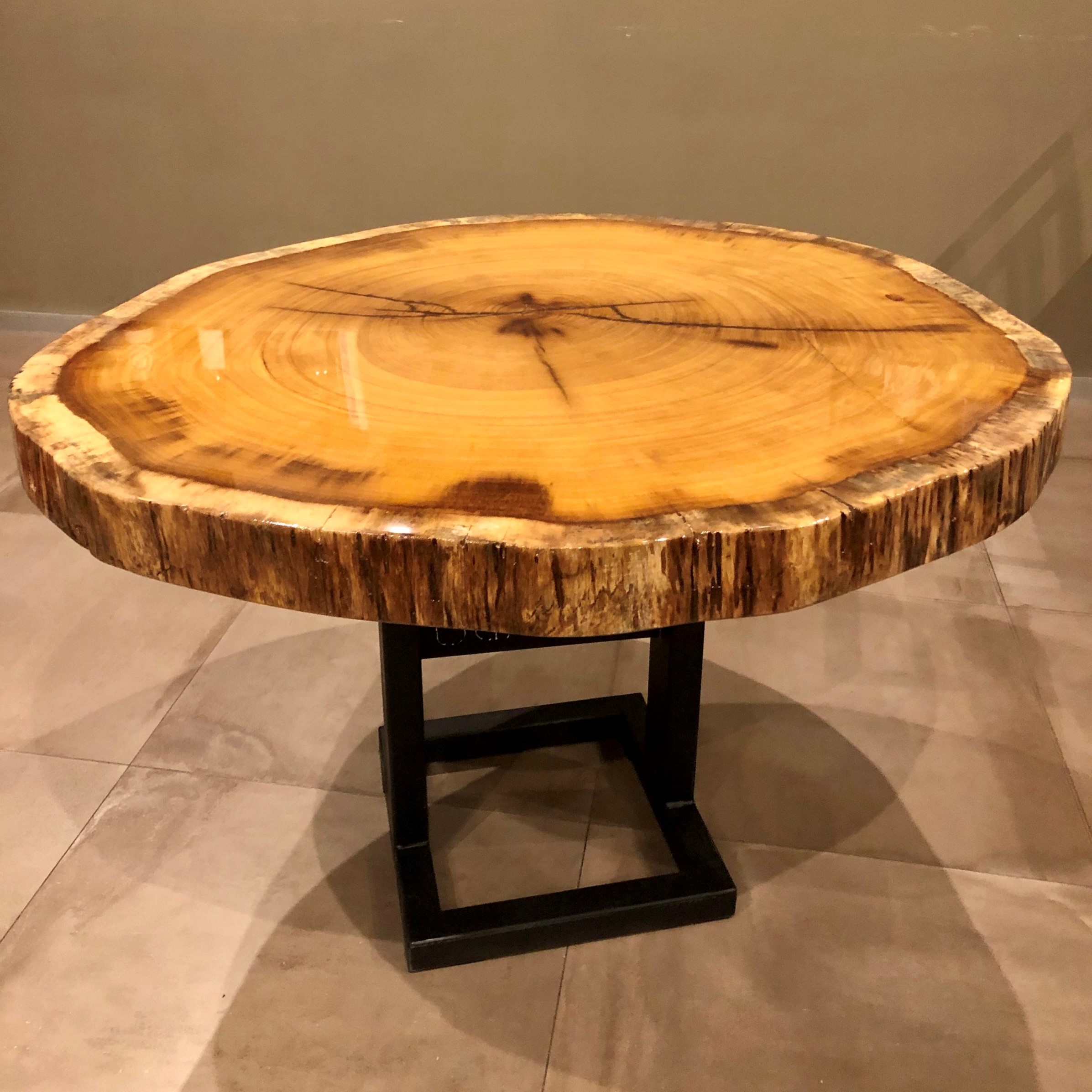 Mesa redonda de madera de Iroko